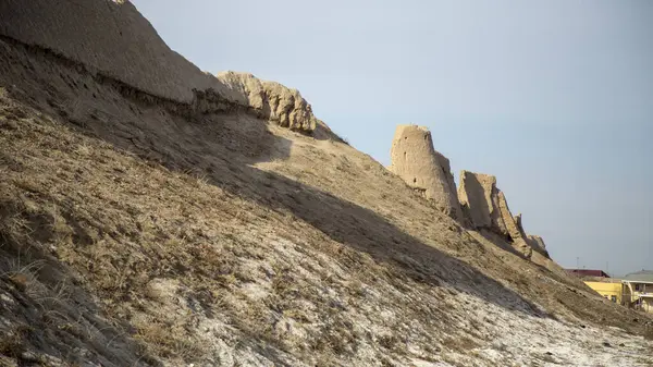 Özbekistan 'ın yıkılmış çamur kalesi