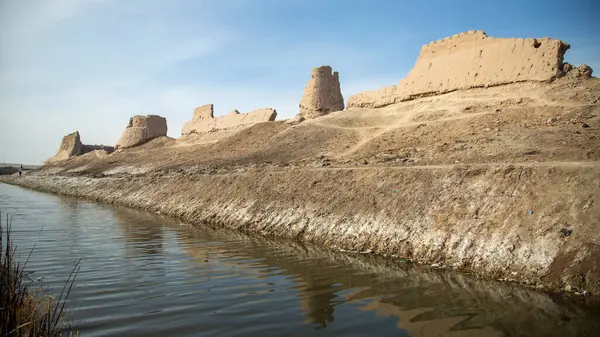 Özbekistan 'da suyla kaplı eski bir kale.