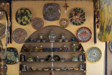 Seramik öğelerle dolu bir mağaza