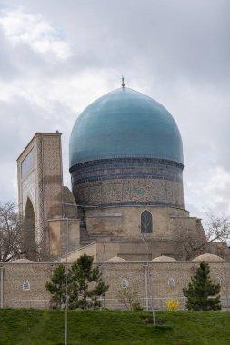Arapça tarihi mavi kubbe ile yazılmış