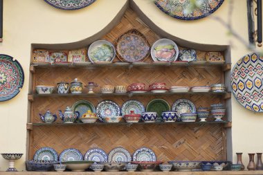 Sanat galerisinde büyük tabaklar ve çaydanlık