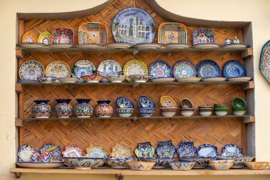 Sanat galerisindeki seramik kaplar