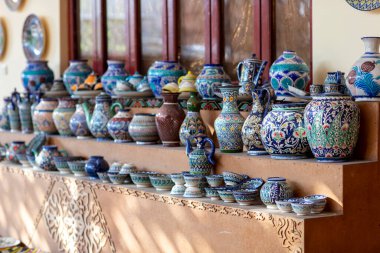 Su testileri galeride, tahta kutuda.