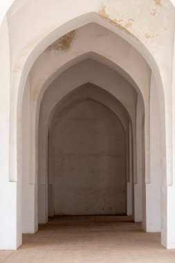 Özbekistan 'da beyaz boyalı kemer