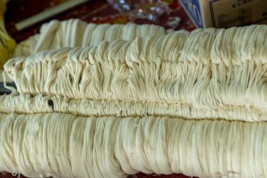 beyaz ipek ip bir demet içinde