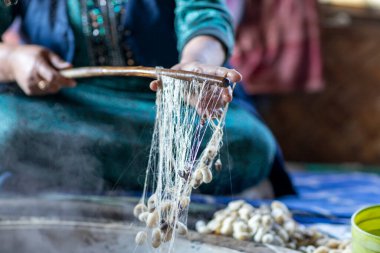 Tahta sopada ipek bir ip.