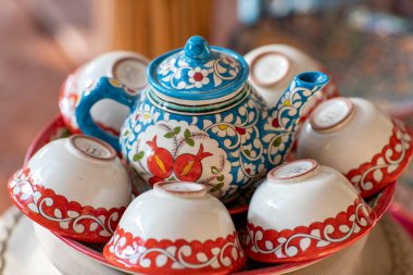 Çaydanlık ve fincanları bir tabakta