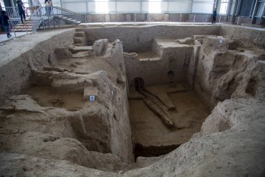 Eski yerde bir boru hattı.