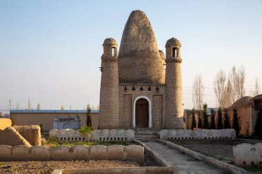 Yüksek bir kubbede kum kubbesi