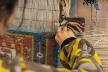 Fazladan kumaş kesen bir kadın.