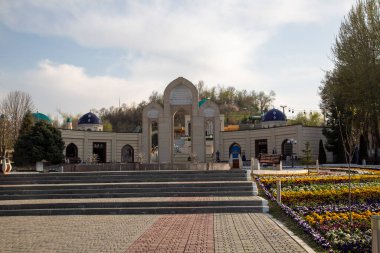 Büyük heykellerin girişi.