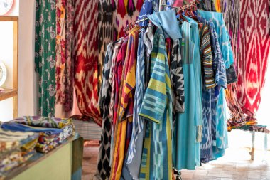 İpek elbiseler mağazada askıda.