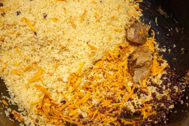 Et ve pirinç kabın içinde