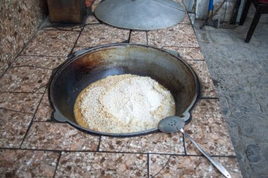 Geleneksel Özbek restoranında pirinç pişirme