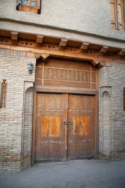 Tahta destek kirişi ve kapı