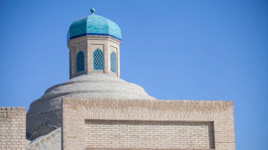 Kalede mavi açık bir pencere