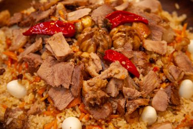 Tabakta küçük yumurtalar ve et