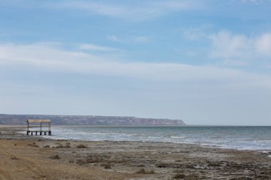 Mavi bir deniz ve kuru bir dağ.