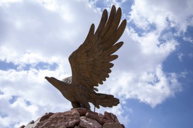 Orta Asya 'daki kartal heykeli.