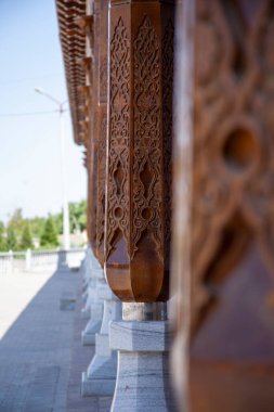 Eski evimizin dışındaki tahta kirişler