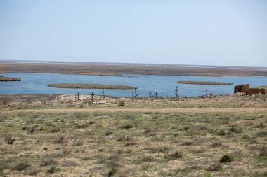 Gölde çok haç var.