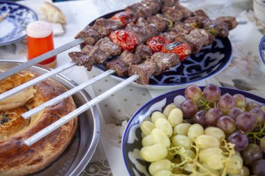 Bir yeşil üzüm ve şiş kebap.