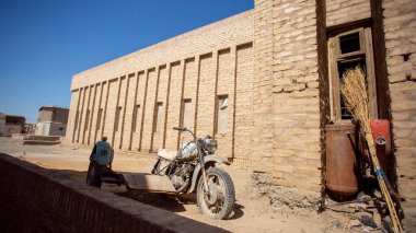 Yolun ortasında eski bir bisiklet.