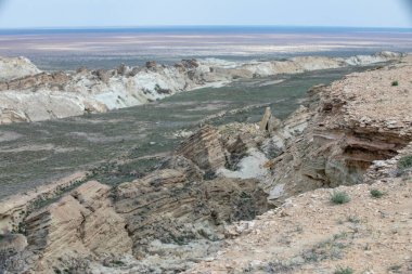 Özbek dağındaki kırık kayalar