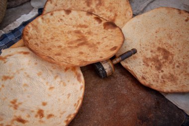 Özbekistan 'da çıtır çıtır ekmek.
