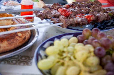 Tabakta shashlik ekmeği ve üzüm