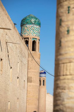 Özbekistan caddesinde mavi bir kubbe