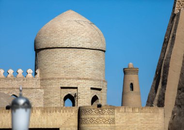 Khiva Özbekistan 'da taş bir bina.
