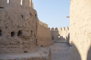 Kale binasında yürüyüş yolu.