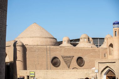 Taş kubbe ve ahşap sanat işe yarıyor.