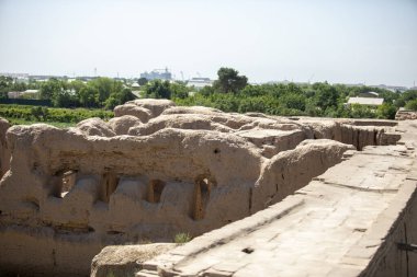 Özbek Çölü 'nün tepesinden bir bina görüntüsü