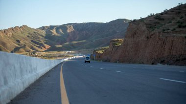 Dağ yolunda bir araba.