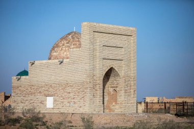 Mezarlıktaki tarihi bir bina.