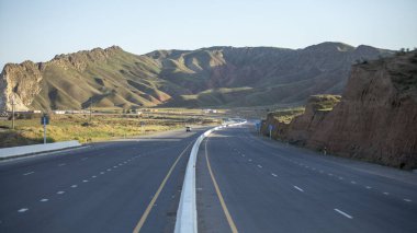Özbekistan dağlarında yüksek yol
