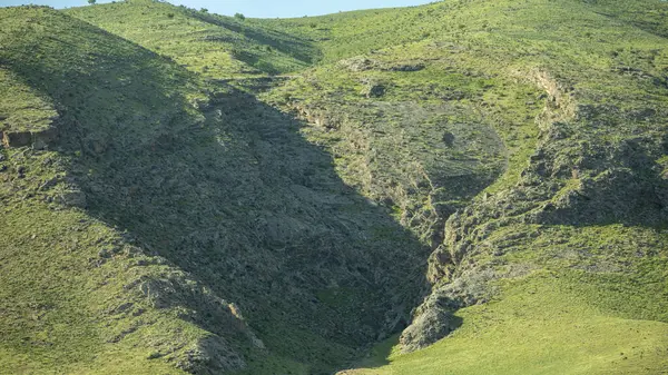 Kaya kaydırağıyla bir dağ
