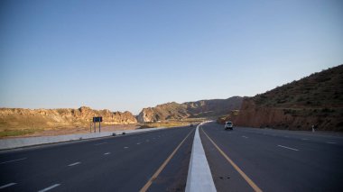 Dağlık alanda bir otoyol.