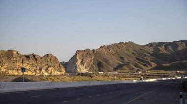 İki dağ arasında bir yol daha var.