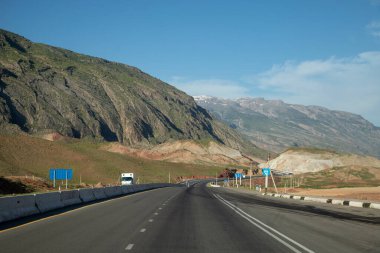 Özbekistan 'da bir dağ yolu