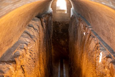 Özbekistan 'da tarihi bir yerde bir tünel