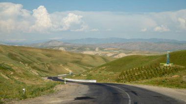 Özbekistan 'da şehir merkezine giden yol