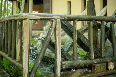 Tahta tekerlek tüpünden su damlıyor.