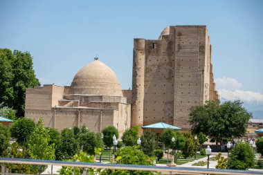 Hasar durumundaki bir taş bina.