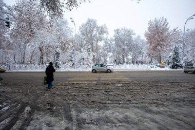 Bulvardaki kırmızı ışıkta..