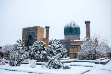 Semerkand 'daki Amir Temur' un karlı mozolesi..