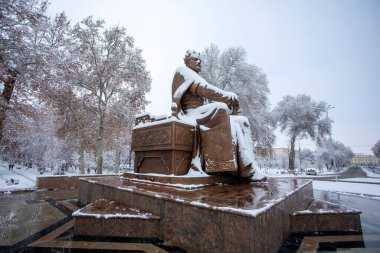Amir Temur 'un Semerkant' taki tahtındaki kar heykeli. 5
