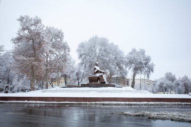 Amir Temur 'un Semerkant' taki tahtındaki kar heykeli..